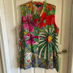 Soft Pastel Floral Sleeveless, Side Button Detail Top by Claire Desjardins NWOT